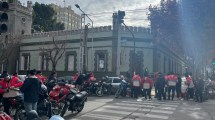 Imagen de Video | Protesta en la Casa de Gobierno de Neuquén: repartidores de Pedidos Ya reclamaron seguridad