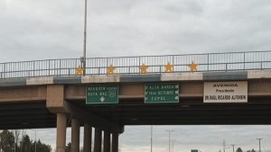 Colocaron estrellas en los puentes de Ruta 7 de Neuquén: ¿Qué significan?