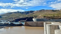 Imagen de Apareció la plata, prometen finalizar la represa del río Nahueve y cuidar las truchas