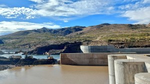 Apareció la plata, prometen finalizar la represa del río Nahueve y cuidar las truchas