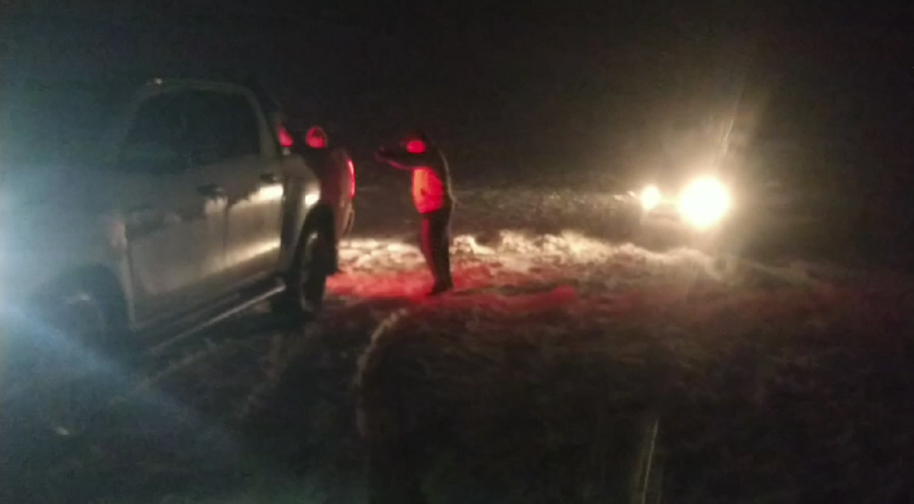 Un equipo de futbol de El Huecú rescató a una familia varada en la nieve. Foto: captura video.