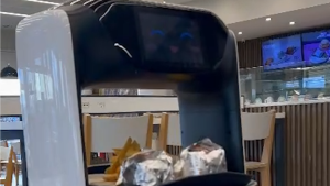 Video | ¿Ya te lo cruzaste?: así atiende el robot mozo en una estación de servicio en Roca