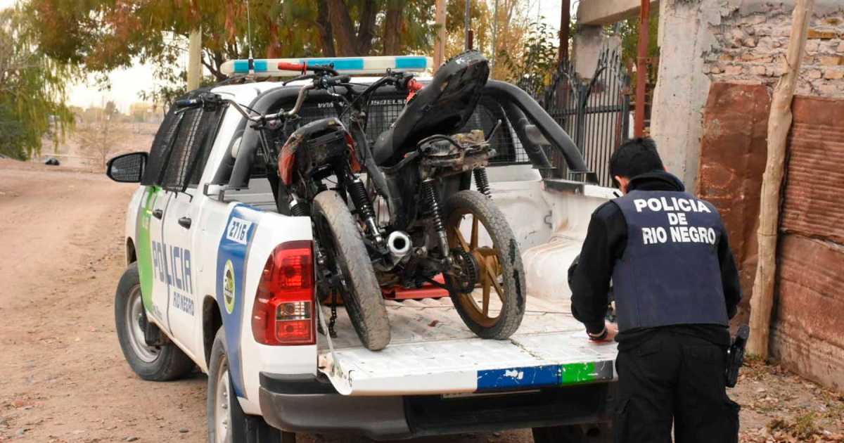 Le robaron 16 motos a un mecánico de Roca y salió a recuperarlas: «Me pelaron el taller» thumbnail
