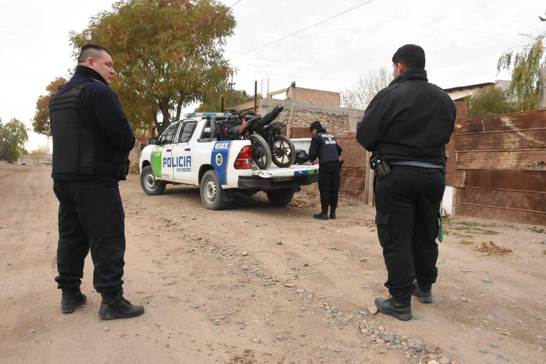 Algunas de las motos robadas, se encontraron en casas del barrio Quinta 25 de Roca. Foto Juan Thomes.