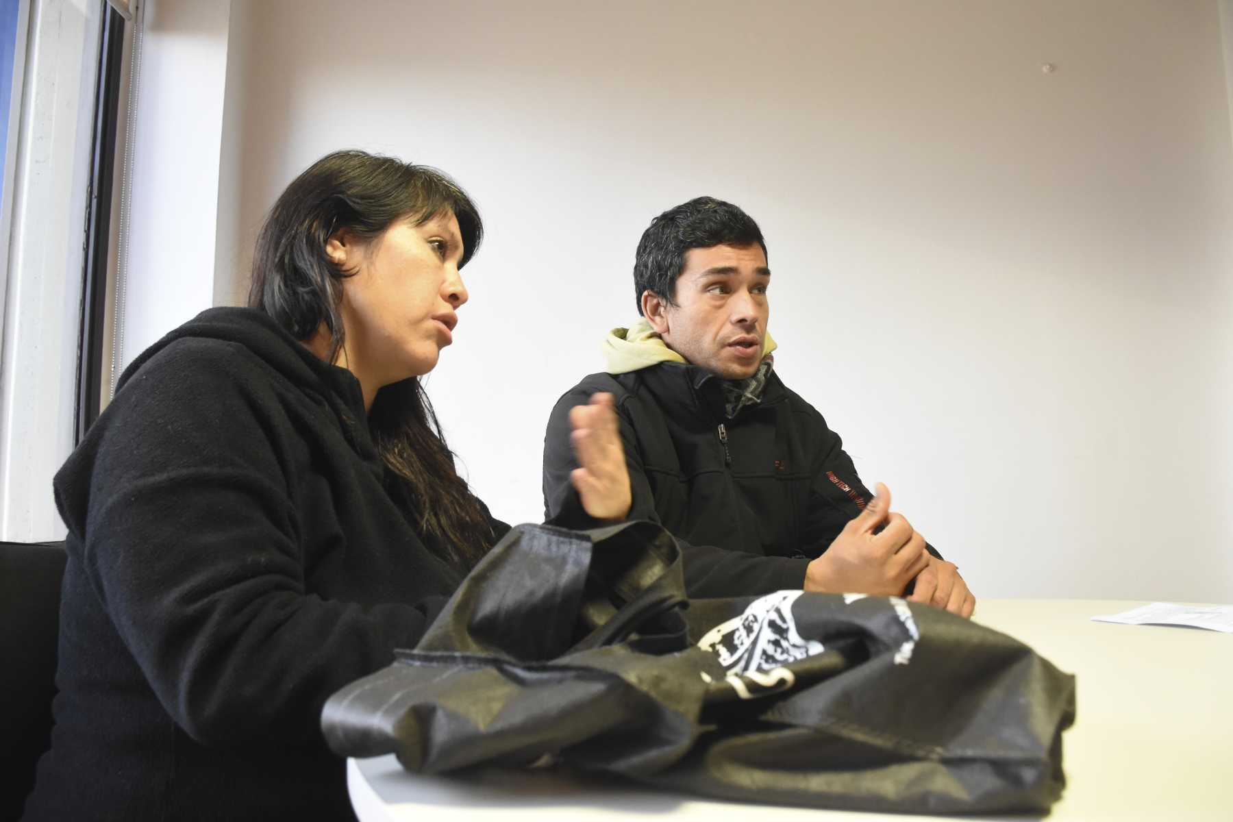 Roxana Escobar y Carlos Cortéz denunciaron que fueron desalojados por la policía sin orden judicial. foto: Alejandro Carnevale.