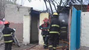 Muerte de tres nenes en un incendio en Roca: cuál es el estado de salud de los padres