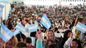 Emotivo acto de la bandera en Roca: ¡Sí, prometo!, mil voces de lealtad por la celeste y blanca