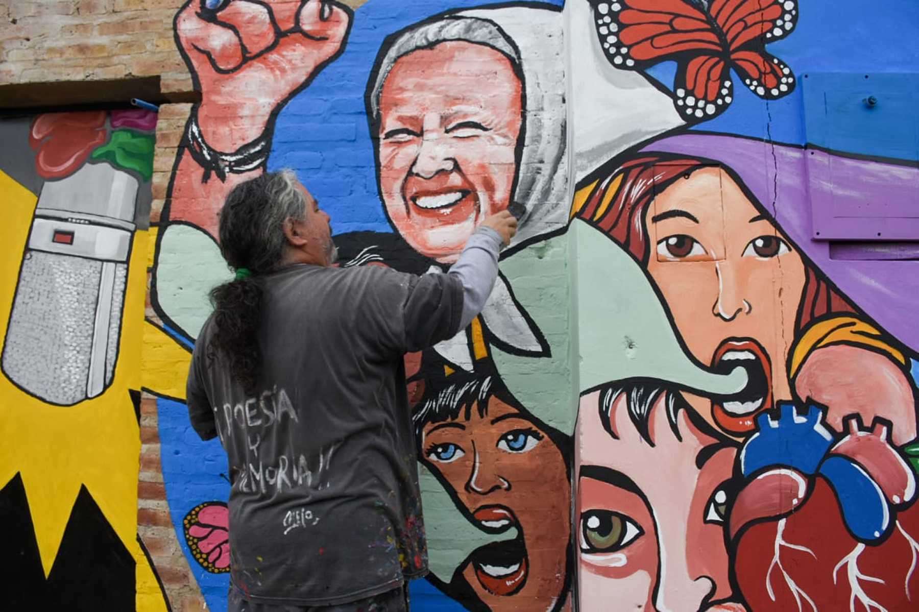 Fm Antena Libre cumple 37 años y lo festeja con un mural a cargo de Chelo Candia. Foto: Juan Thomes