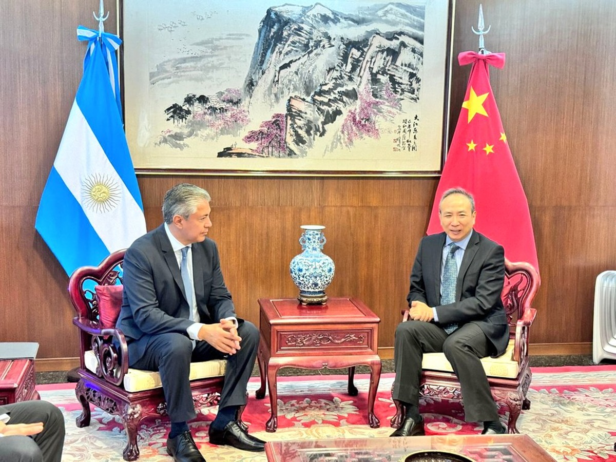 El gobernador Rolando Figueroa junto al embajador de China, en Buenos Aires. Foto: gentileza.