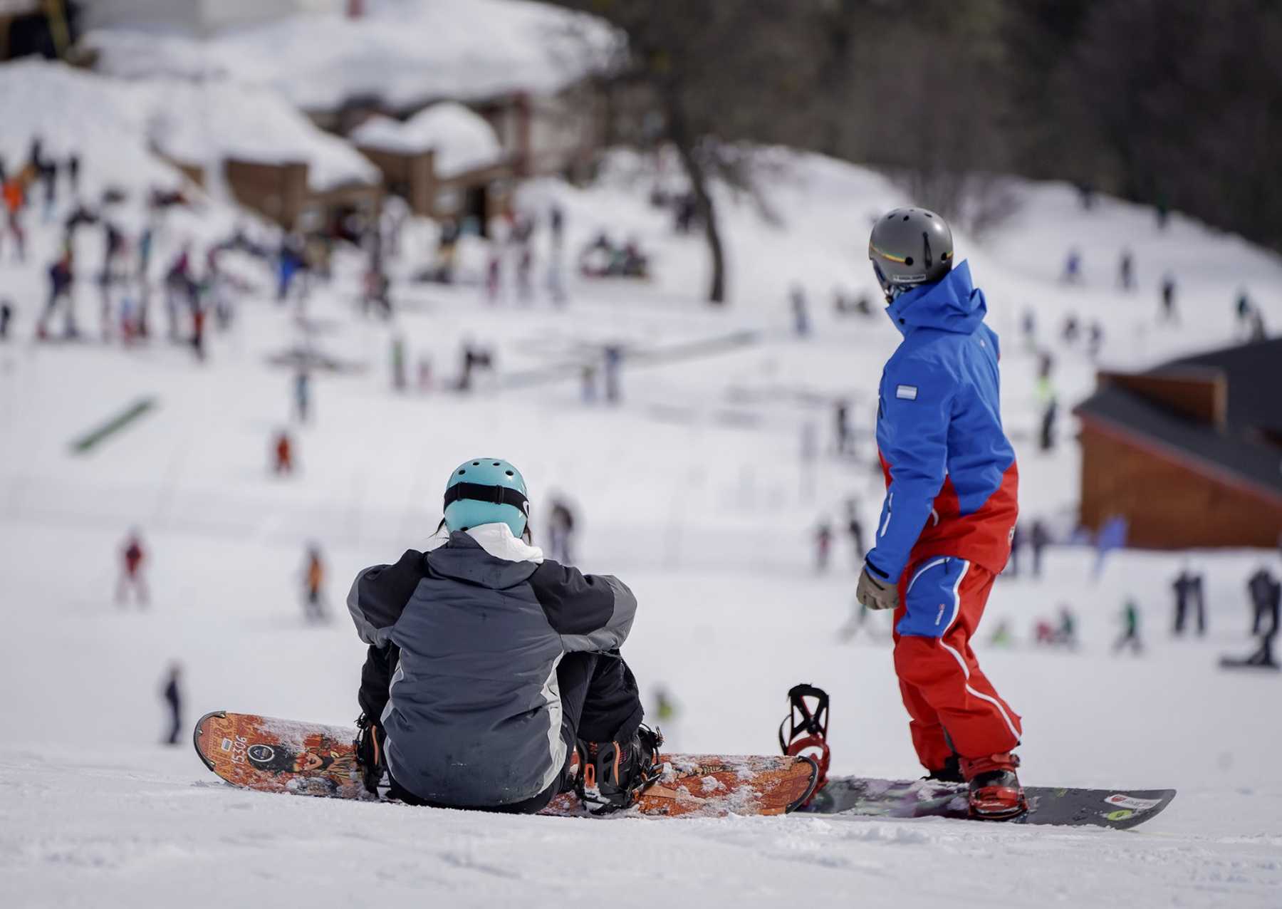 Los instructores de esquí del cerro Chapelco exigen un acuerdo salarial y advierten una medida de fuerza. Foto gentileza
