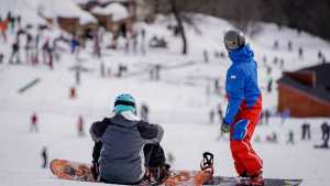 Los instructores de esquí del cerro Chapelco exigen un acuerdo salarial y advierten una medida de fuerza