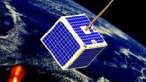 Florencia y Fausto, las manos que diseñan el satélite en la UNCo
