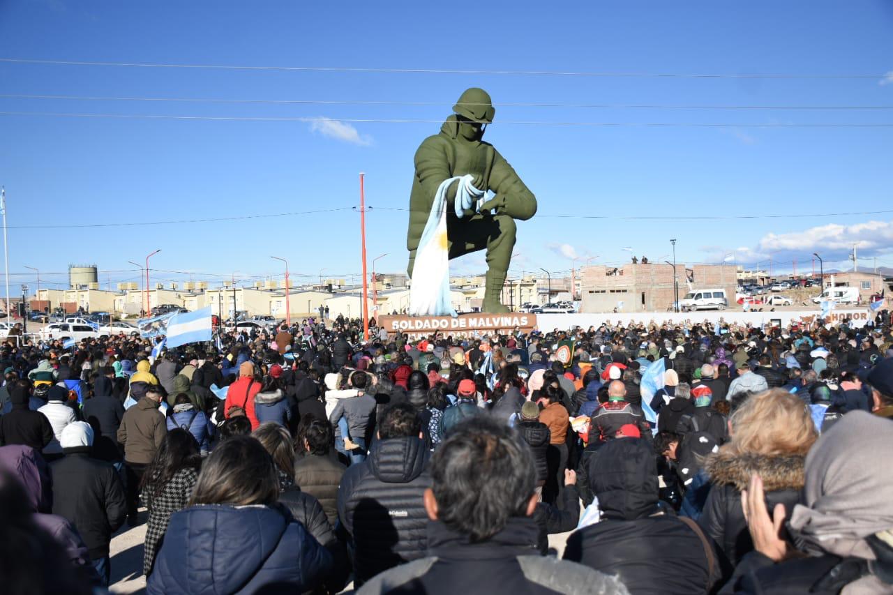Unas 160 toneladas pesa el monumento al soldado de Malvinas que se inauguró en Zapala (Municipalidad de Zapala)