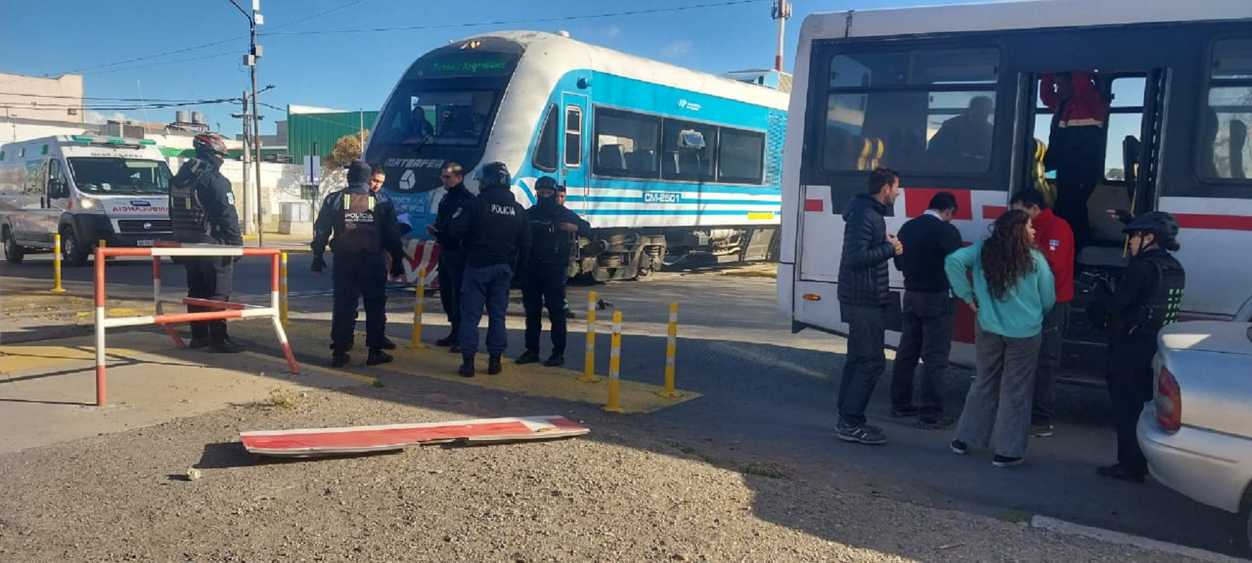 Un colectivo chocó el Tren del Valle y es un caos el tránsito del bajo en Neuquén. Foto: Diario Río Negro