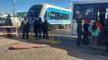 Imagen de VIDEO: Un colectivo chocó el Tren del Valle y es un caos el tránsito del bajo en Neuquén