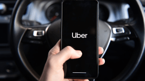 Uber, Cabify y otros en los aeropuertos: también podrán entrar los colectivos