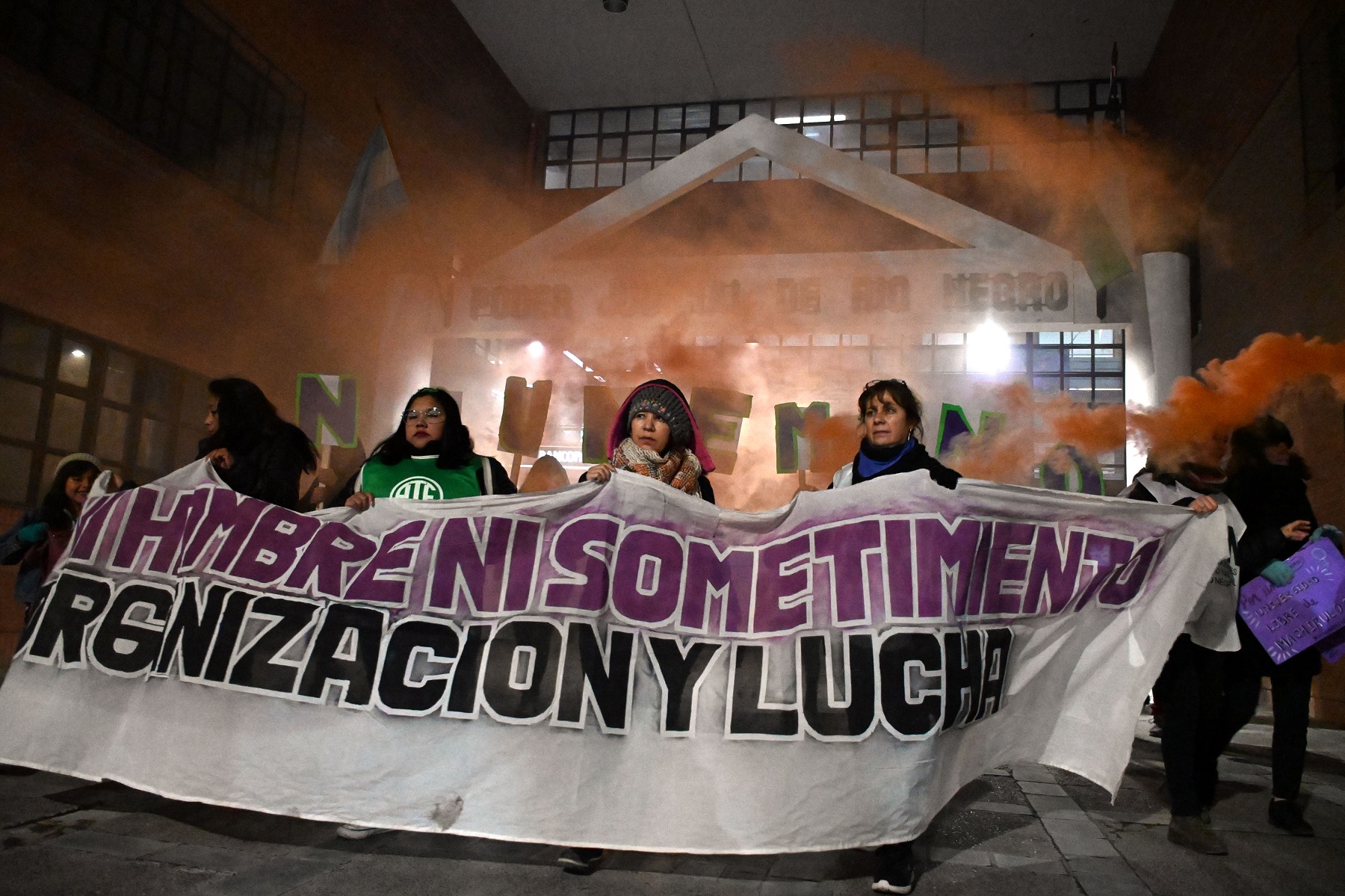 La marcha del 3J en Viedma finalizó frente al edificio del Poder Judicial de Río Negro. 
Foto : Marcelo Ochoa