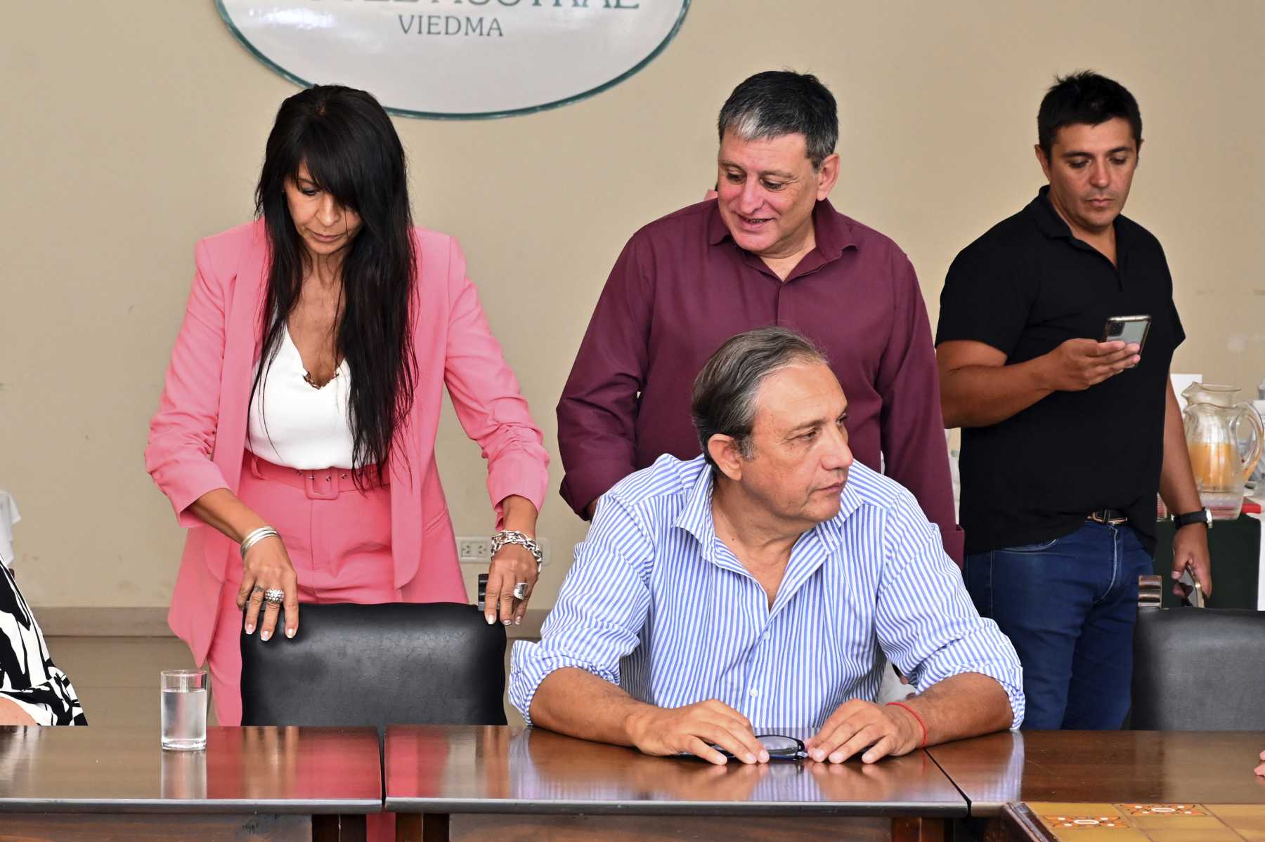 El legislador César Domínguez (sentado), dirigente de La Libertad Avanza, apuntó contra la barrera sanitaria al sur del río Colorado. Foto: Marcelo Ochoa/ Archivo