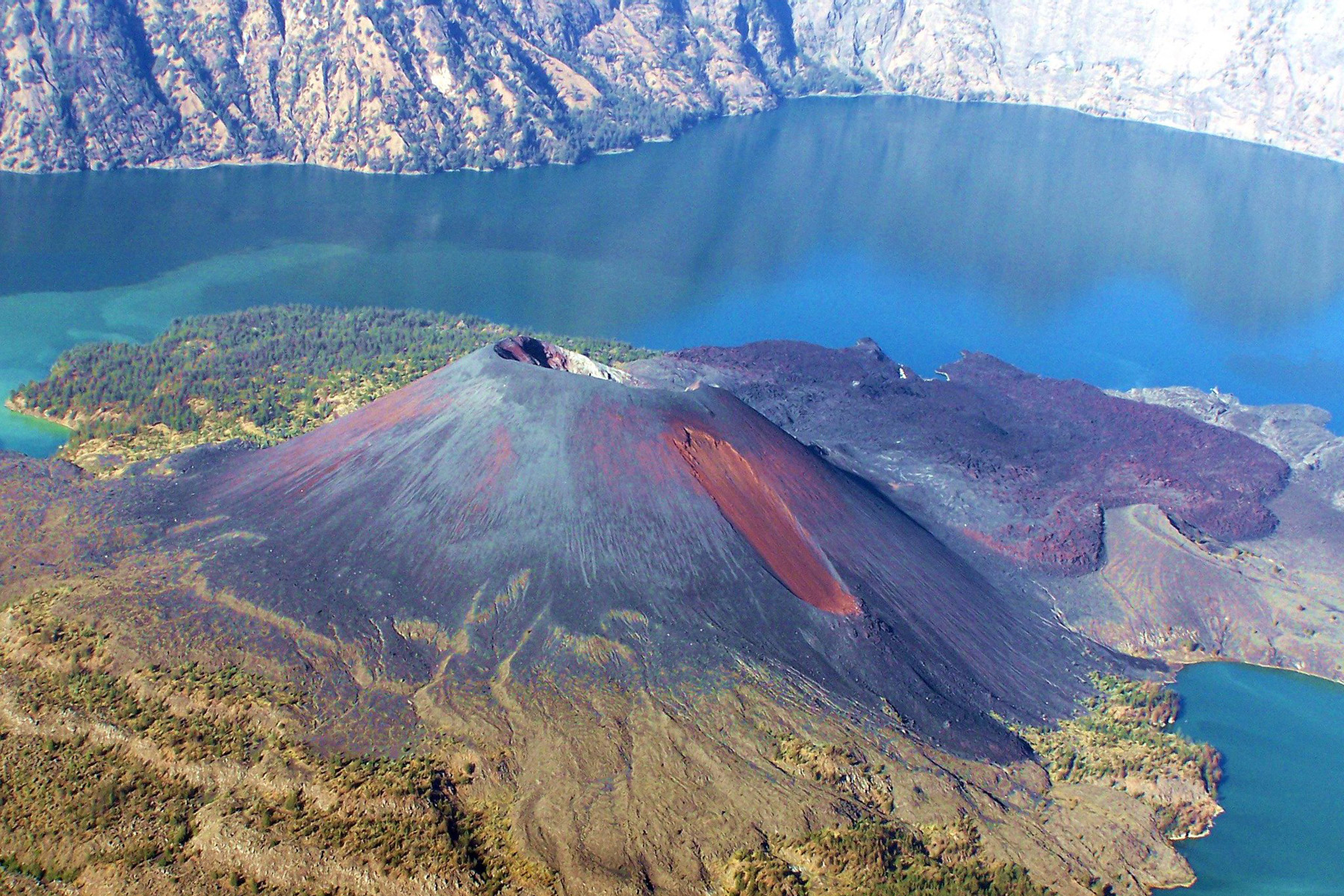 Autoridades de Río Negro y Neuquén se reunieron este jueves para analizar la situación del volcán Puyehue. Foto: archivo