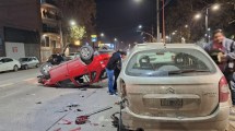 Imagen de Impactante: no vio un divisor de la calle y volcó en pleno centro de Cipolletti