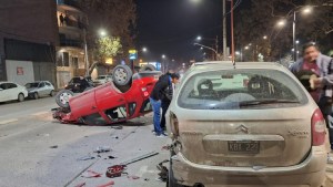 Impactante: no vio un divisor de la calle y volcó en pleno centro de Cipolletti