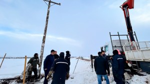 «Kilómetros de líneas eléctricas en el suelo» por el temporal: el EPEN abocado al norte de Neuquén