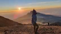 Imagen de De no saber nada de trekking a escalar el Kilimanjaro: la hazaña de Silvia, la argentina de 67 años