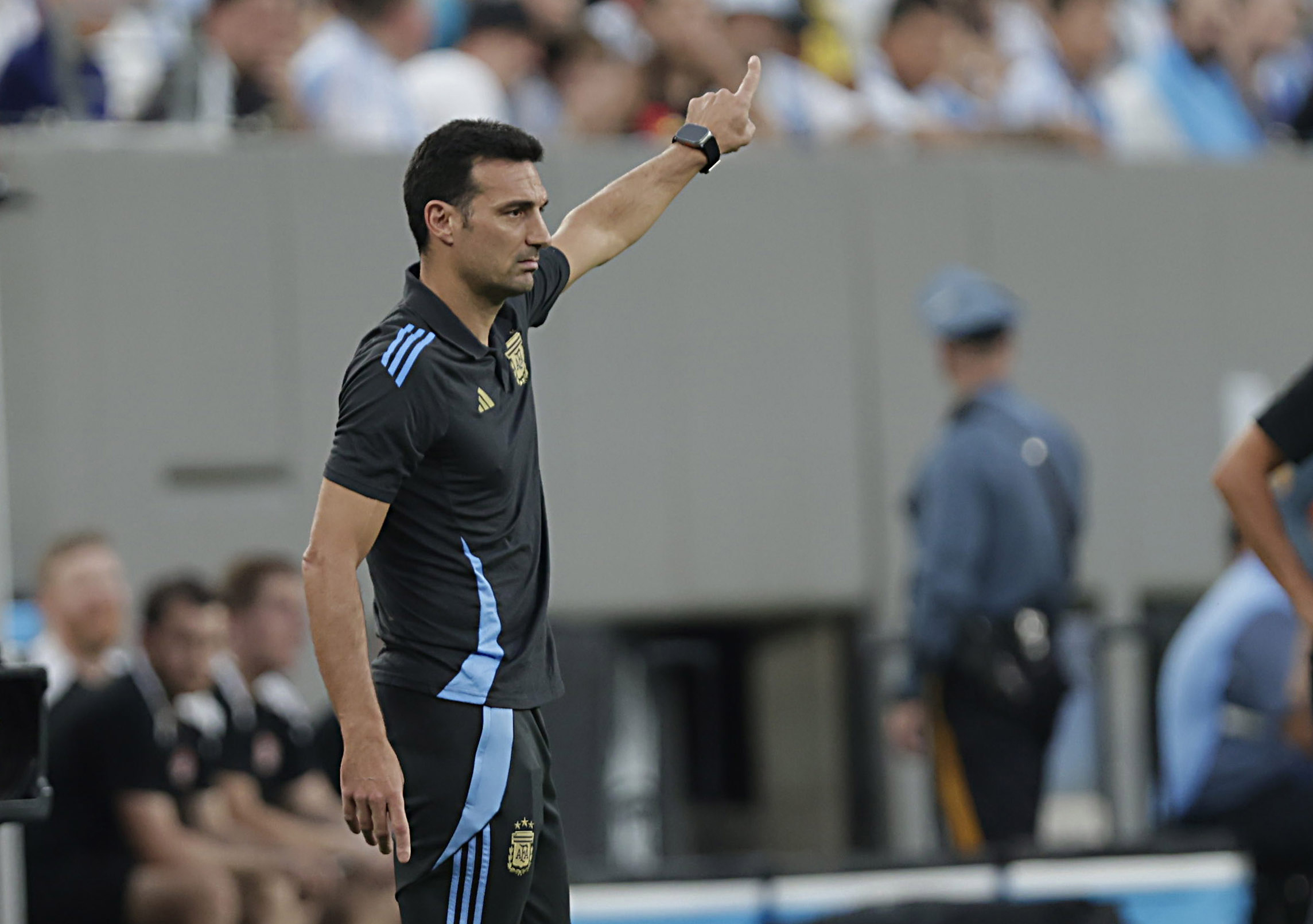 Lionel Scaloni define el once argentino en la  práctica de esta tarde en Miami.