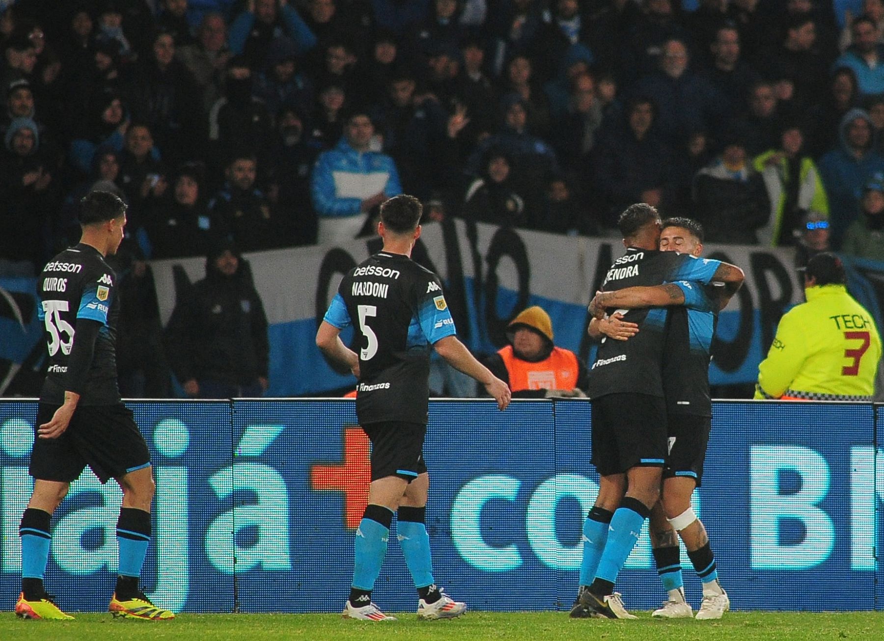 Gabriel Rojas, luego de una gran jugada, selló la historia en la cancha de Racing. (FBaires)