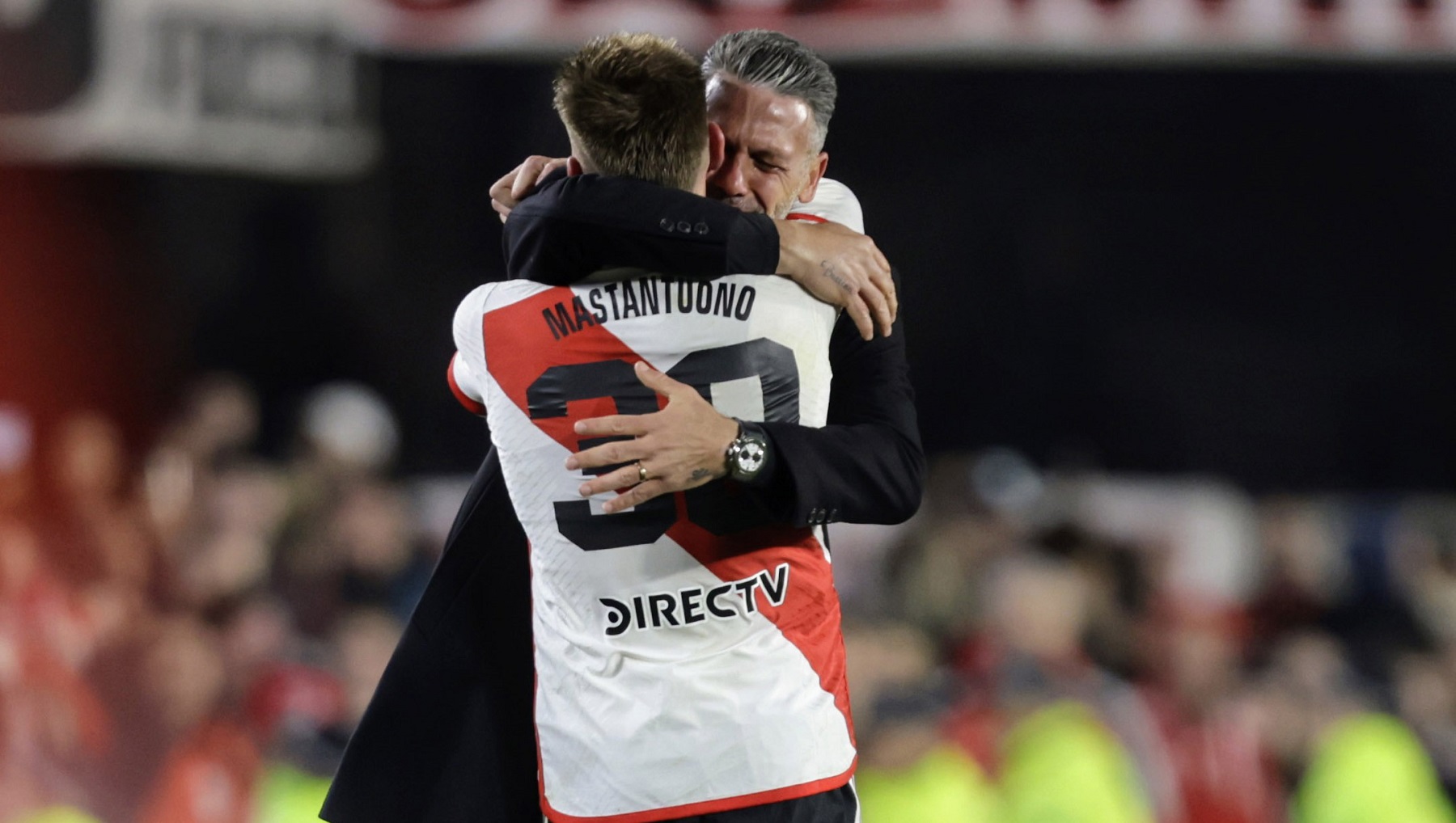 Martín Demichelis junto a Franco Mastantuono tras el gol de River. Foto: FBaires.