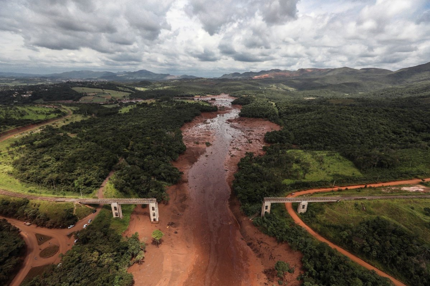 Vertido de residuos en un río amazónico