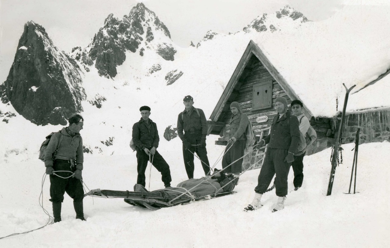 Rescate de una persona accidentada en el cerro López en 1942. Foto: gentileza