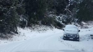 Los efectos del temporal de nieve en el parque Nahuel Huapi: evacuados y hasta un colectivo varado