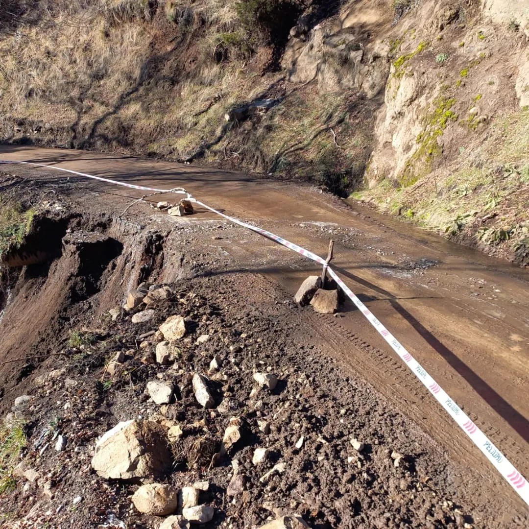 Se desmoronó un camino en San Martín de los Andes y piden extrema precaución