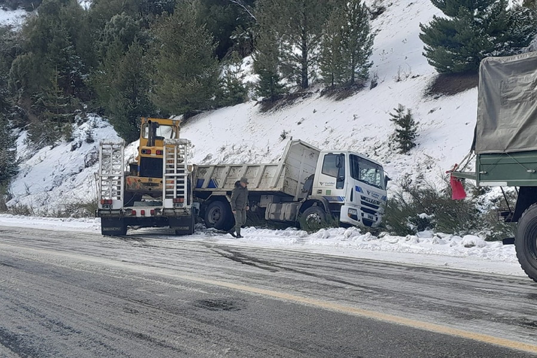 Un camión de Vialidad Rionegrina despistó por la nieve, cerca de El Bolsón. Crédito Estación Terrena. 