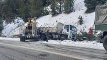 Imagen de Ruta 40: un camión de Vialidad Rionegrina despistó por la nieve, cerca de El Bolsón