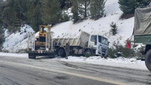 Ruta 40: un camión de Vialidad Rionegrina despistó por la nieve, cerca de El Bolsón