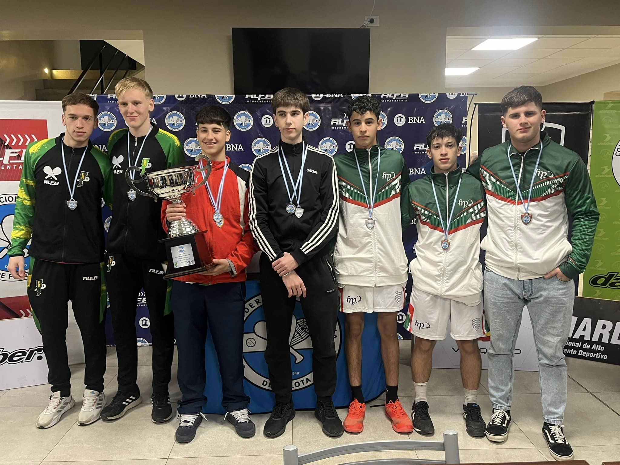 Los rionegrinos Fausto Raimondo y Giuliano Martínez se llevaron todos los trofeos del Argentino Juvenil de Trinquete.