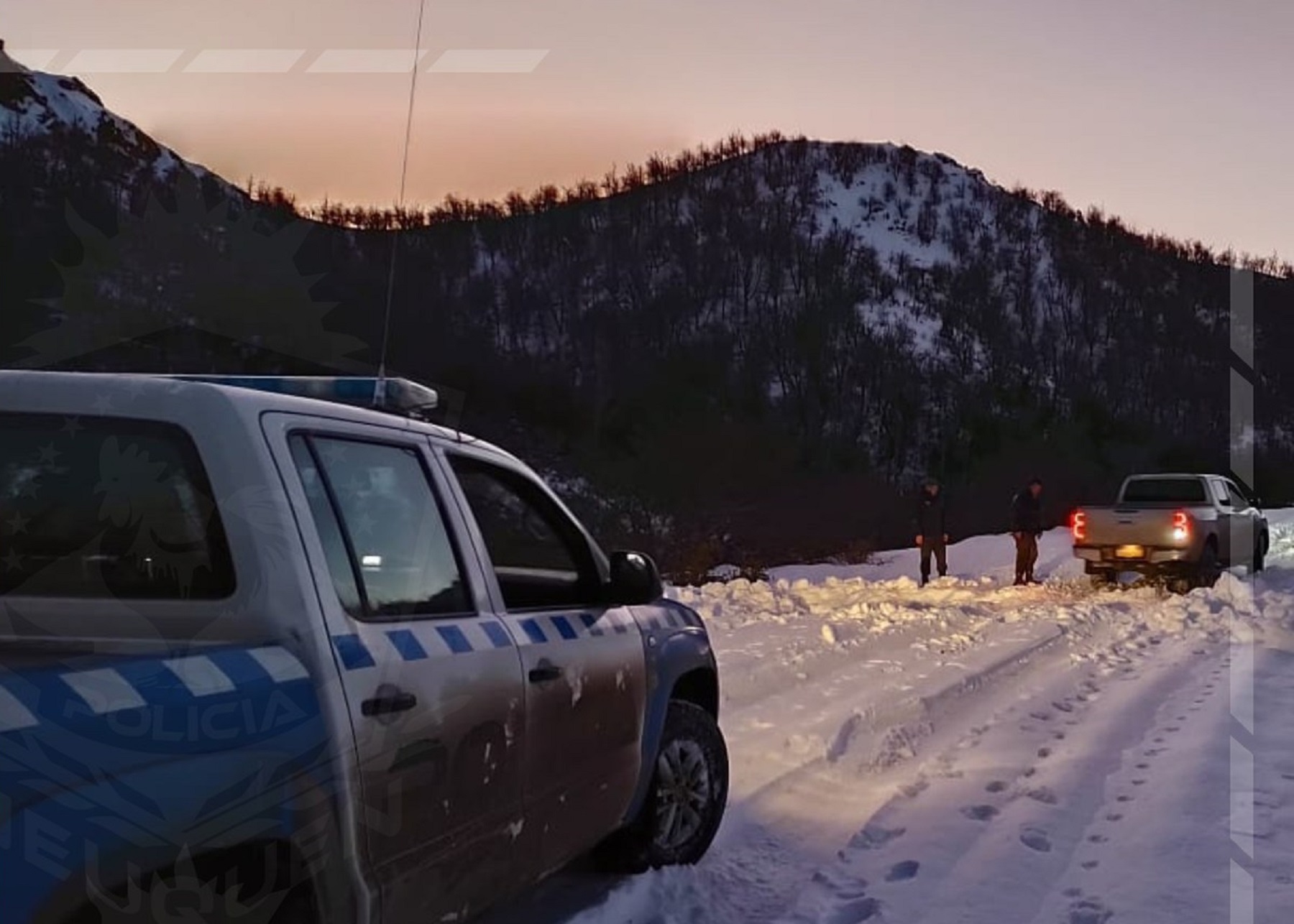 Una familia de turistas quedó varada por la nieve en la Ruta 63, en Neuquén. Crédito Policía de Neuquén.