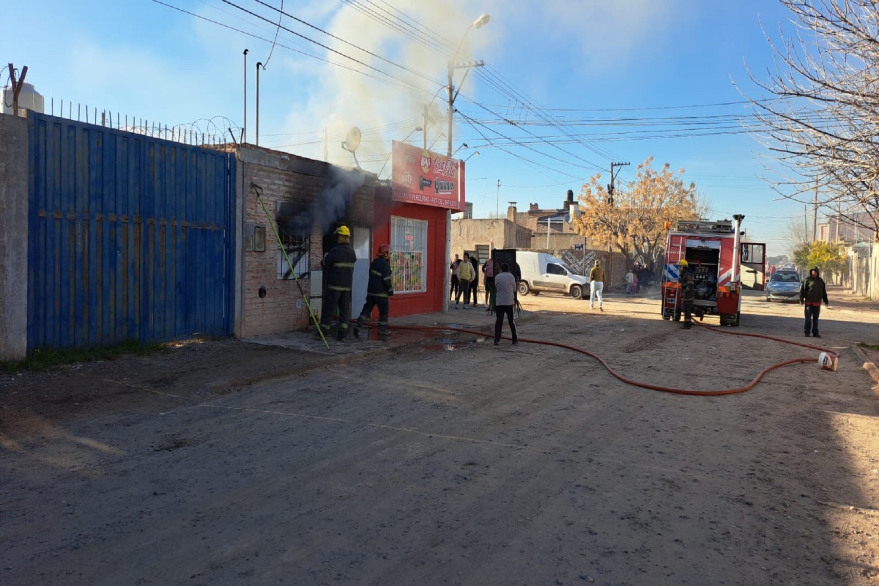 Las víctimas fueron rápidamente trasladadas al hospital Pedro Ecay por personal de salud.  Fotos gentileza: Norpatagonia Noticias