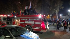 Insólito | Bomberos tiraron agua con la autobomba en medio de los festejos por la Copa América en Cententario