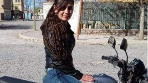 La chocaron en Cipolletti, la moto la aplastó y ahora solicita ayuda: necesita más de $12 millones