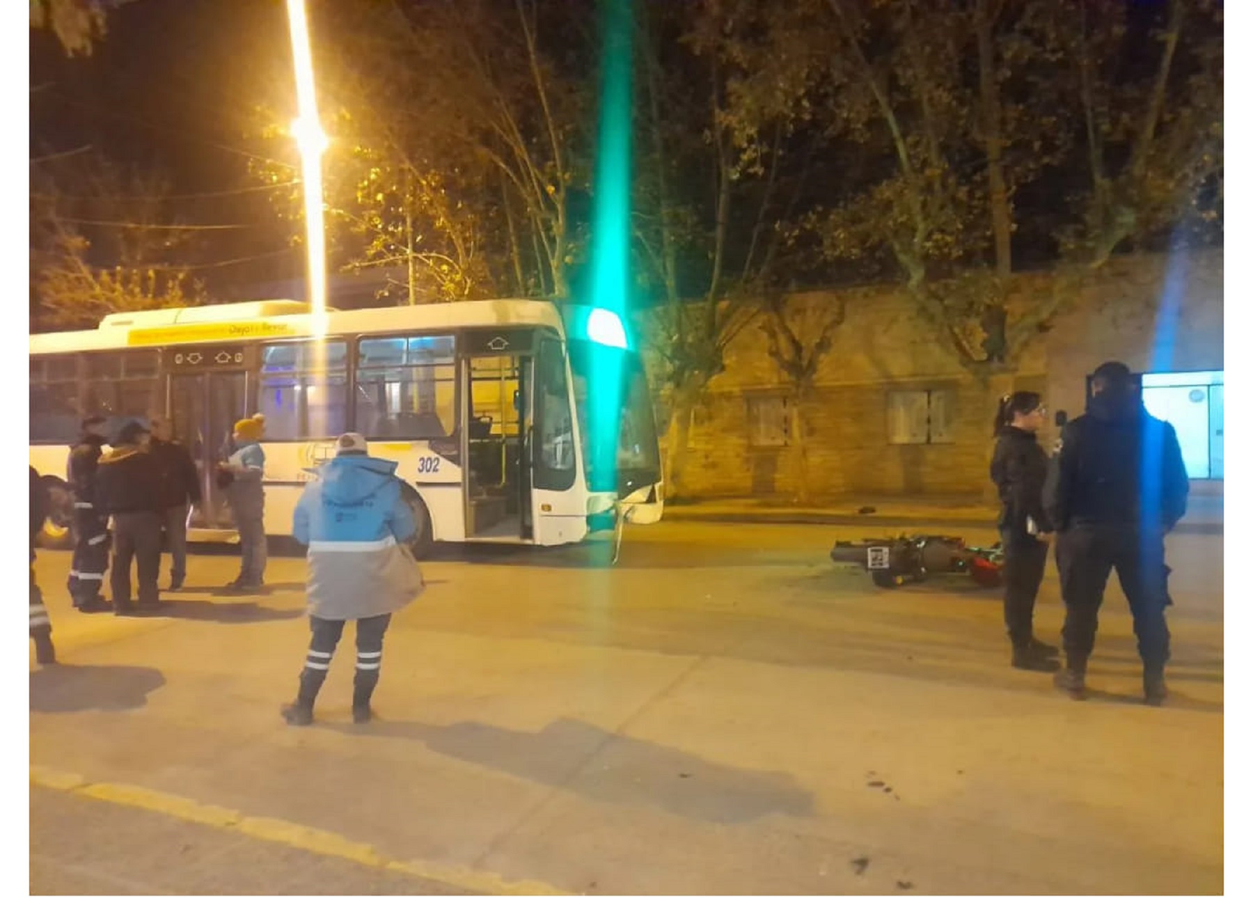 Chocó y el impacto fue tan grande que quedó atrapado en el parabrisas de un colectivo, en Cipolletti: está grave. Foto: gentileza