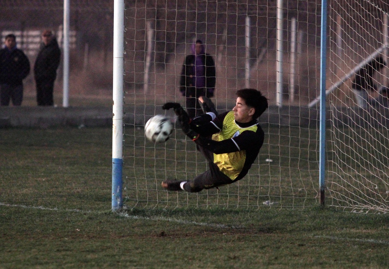 Exequiel Lara fue figura al atajar dos penales. (Foto: Oscar Livera)