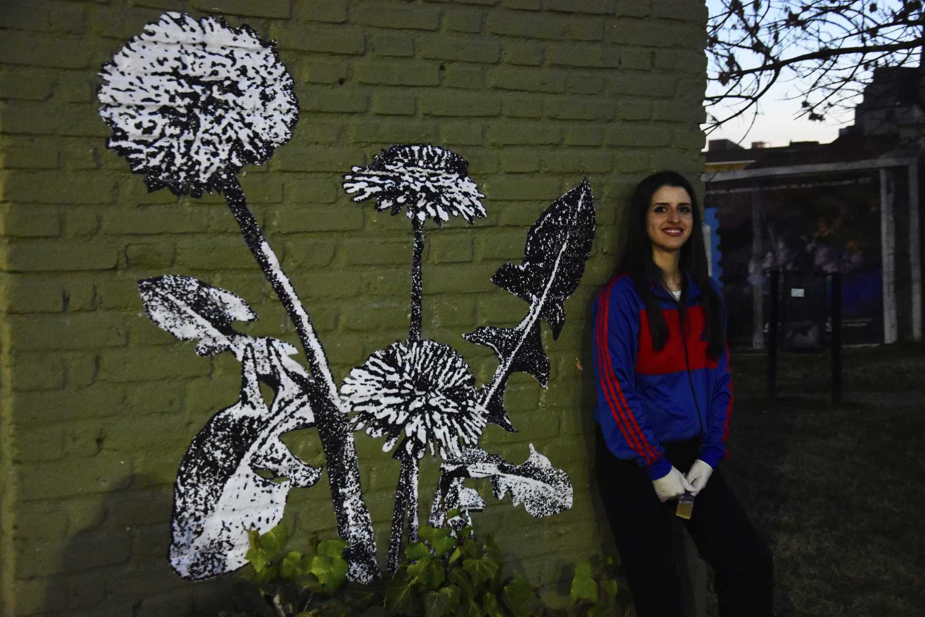 Pil García, decora la Neuqupen con plantas e insectos gigantes. Foro: Cecilia Maletti