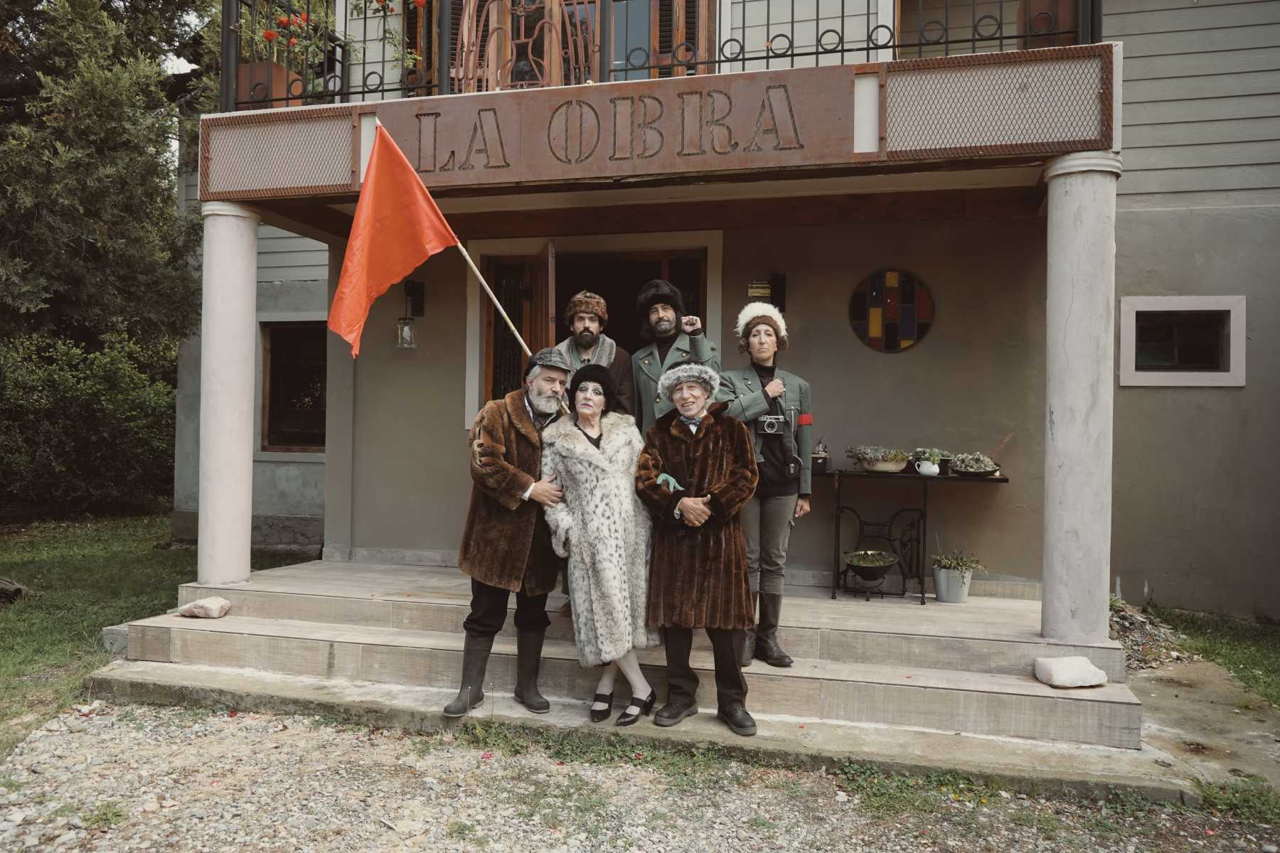 El elenco de "El líquido táctil" en la sala La Obra en Bariloche. Foto: gentileza