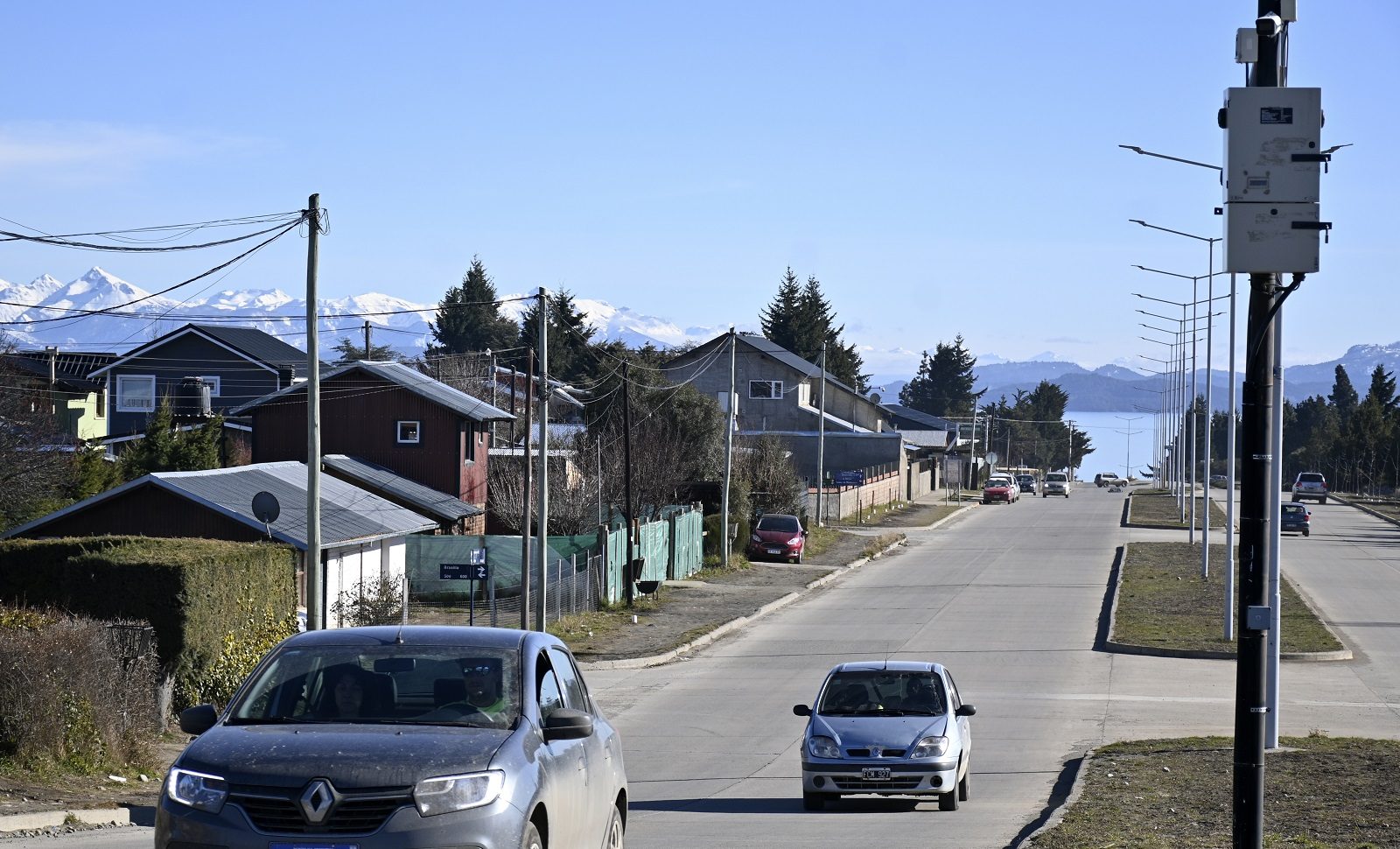 Bariloche es la ciudad con mayor cantidad de radares en su jurisdicción, algunos están ubicados sobre la avenida Esandi. Foto: Chino Leiva