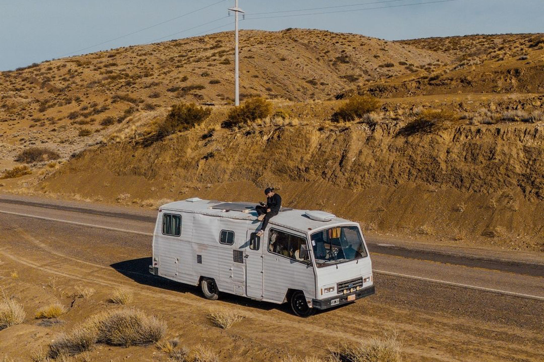 Blas Merlo viaja en un motorhome Ford 350 modelo 1985. Aquí, en el norte neuquino, maravilla de la Patagonia.