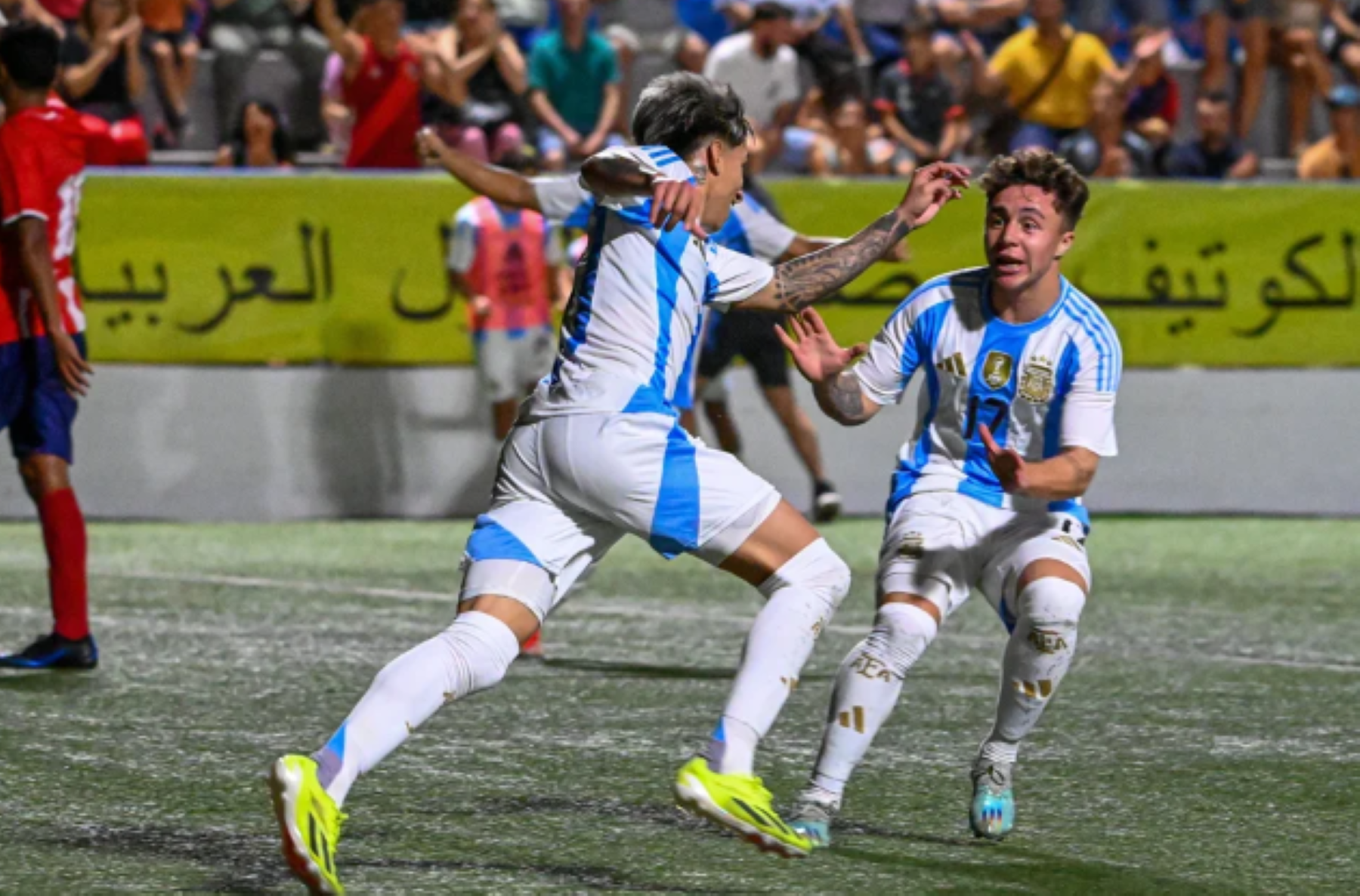 Castro y Woiski, socios del gol en el triunfo de Argentina en el clásico certamen juvenil. (AFA)