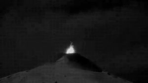 Video | Otra explosión en el volcán Villarrica, cerca de Neuquén: es la tercera en julio
